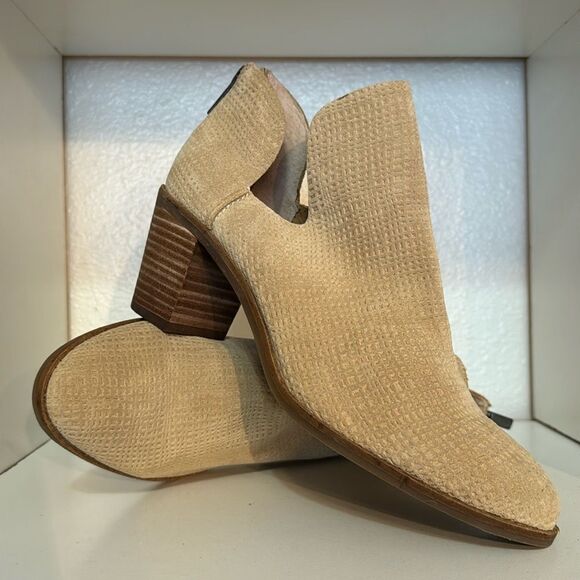 Lucky Brand Beige Textured Leather Booties Size 7.5 Western Neutral Minimalist - Picture 1 of 12